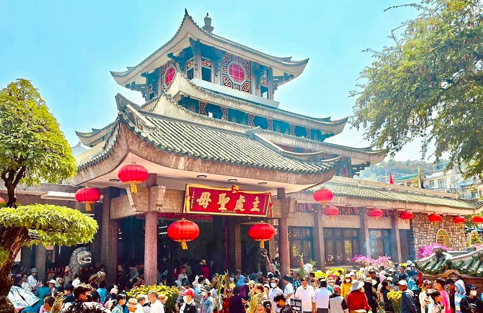 An Giang còn thu hút đông đảo du khách nhờ mùa lễ hội, đặc biệt là Lễ hội Miếu Bà Chúa Xứ Núi Sam