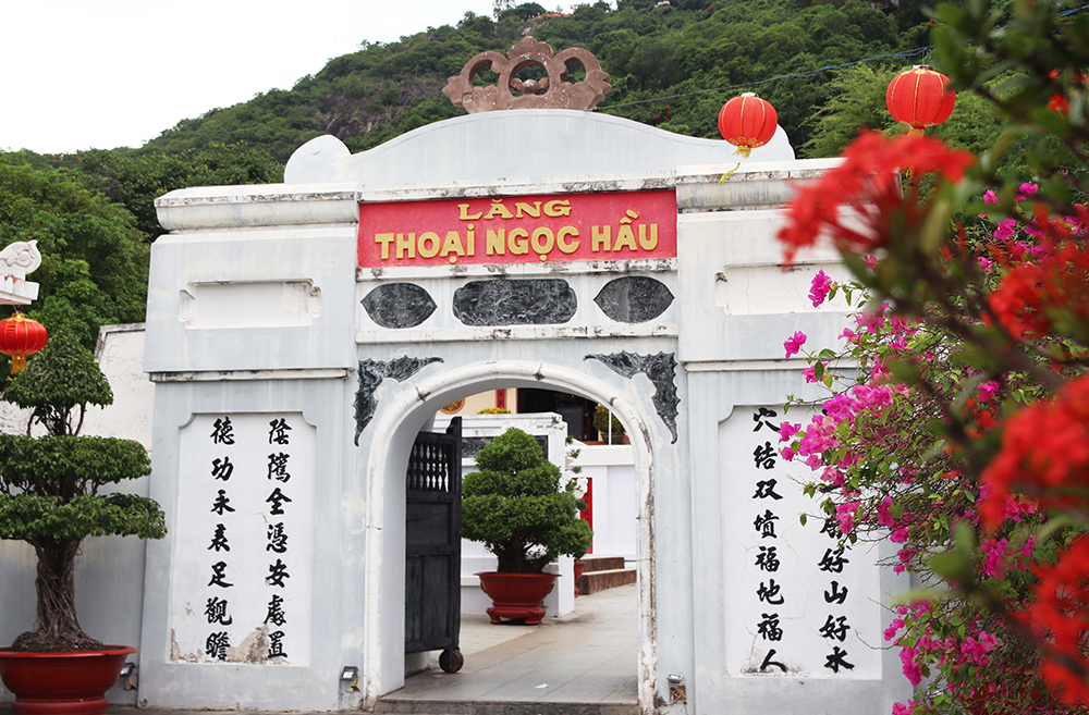 Bạn hãy ghé Lăng Thoại Ngọc Hầu để tìm hiểu thêm về lịch sử khai phá vùng đất An Giang