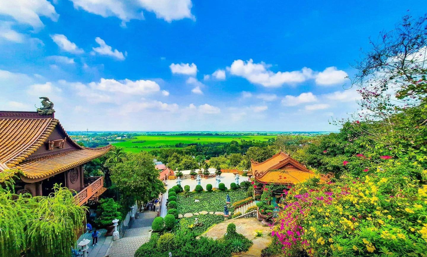 Nếu muốn vừa hành hương miền Tây, tour Châu Đốc Núi Cấm chính là lựa chọn lý tưởng