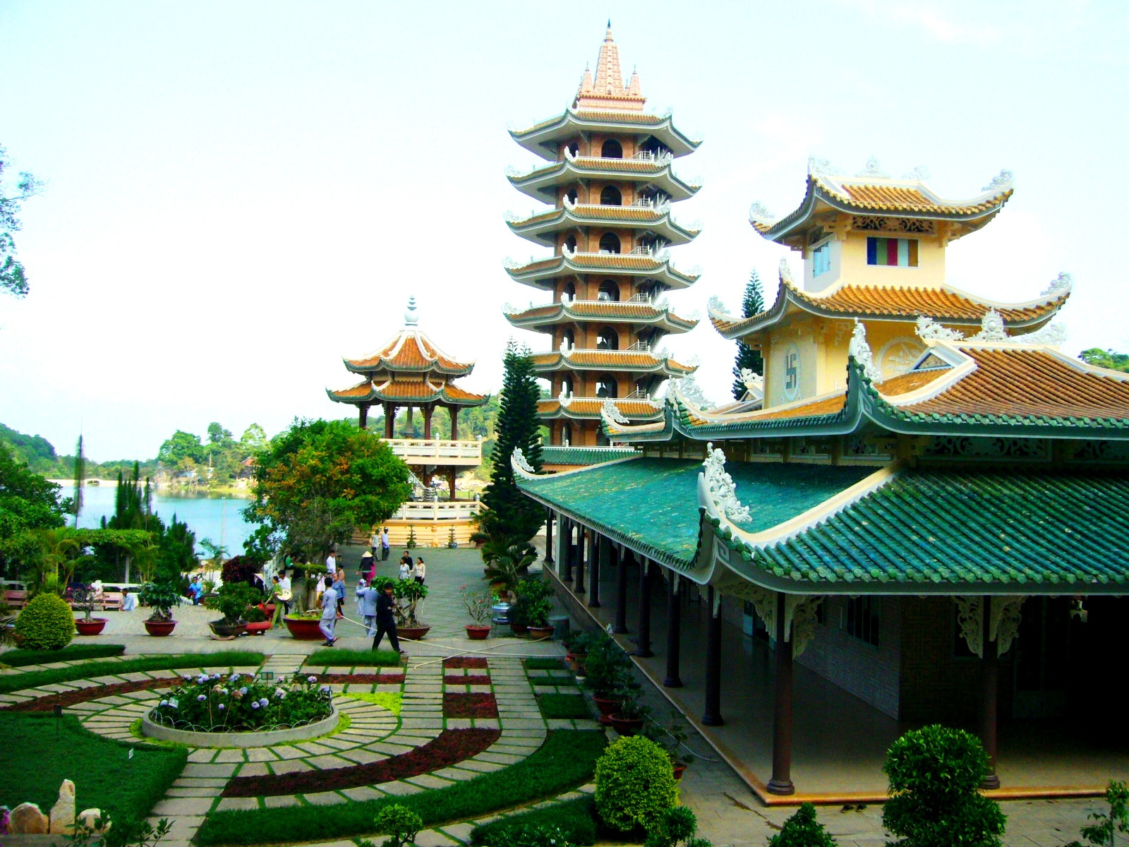 Sức hút của tuyến tour không chỉ nằm ở yếu tố tâm linh mà còn ở giá trị văn hóa – lịch sử lâu đời gắn với quá trình khai phá vùng đất An Giang