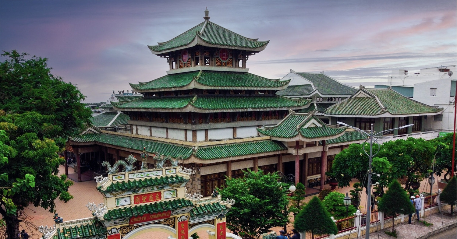 Điểm dừng quan trọng nhất của tour Chùa Bà Châu Đốc Núi Cấm là Miếu Bà dưới chân Núi Sam