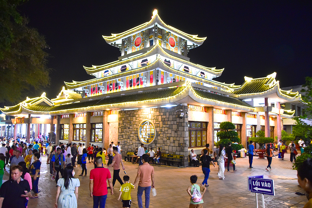 Miếu Bà Chúa Xứ Núi Sam tấp nập người hành hương cả ngày lẫn đêm