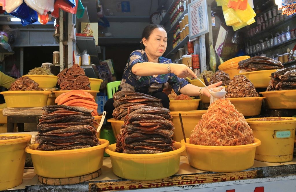 Các gian hàng đa dạng tại chợ Châu Đốc