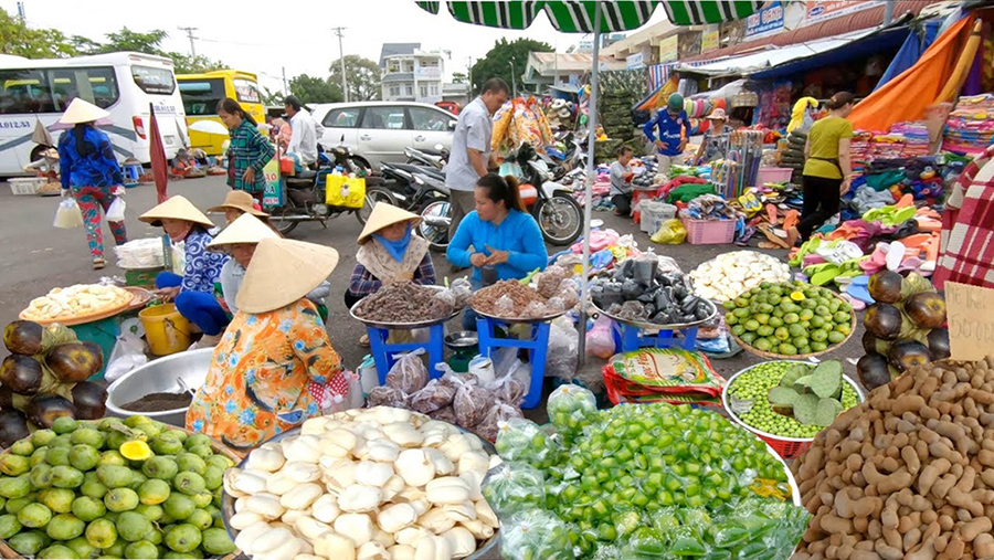 Buổi sáng là thời gian lý tưởng để du khách tham quan chợ Tịnh Biên