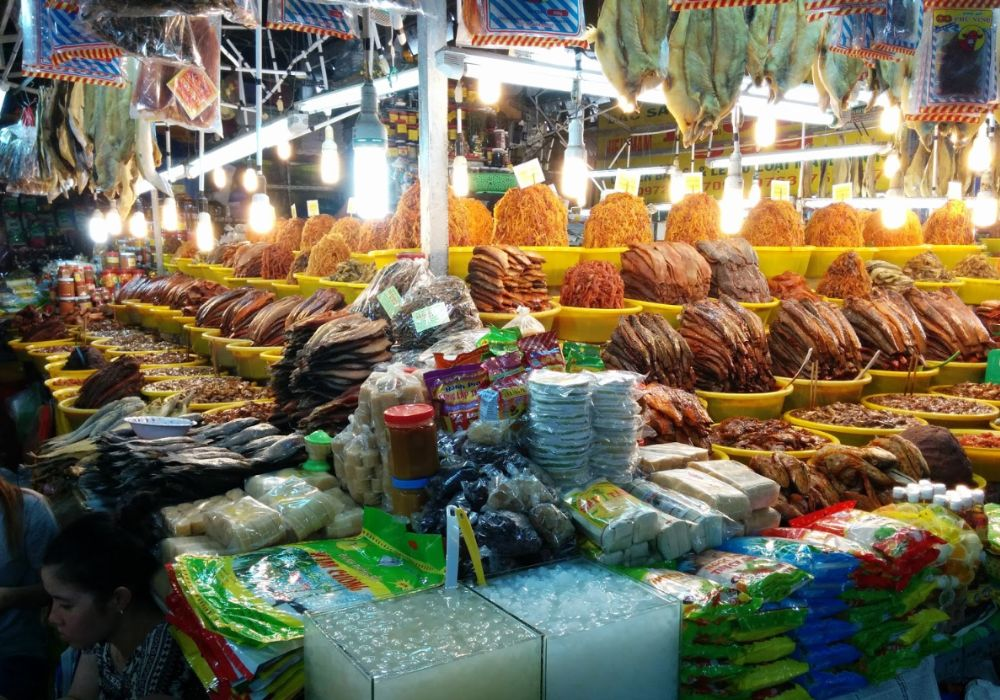 Các mặt hàng đa dạng tại chợ Tịnh Biên