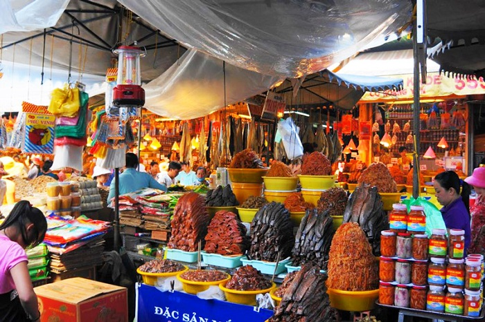 Ẩm thực địa phương đa dạng tại chợ Tịnh Biên