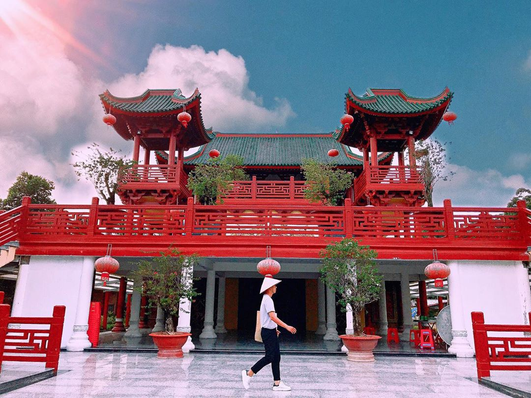 Du khách check in giữa không gian kiến trúc độc đáo