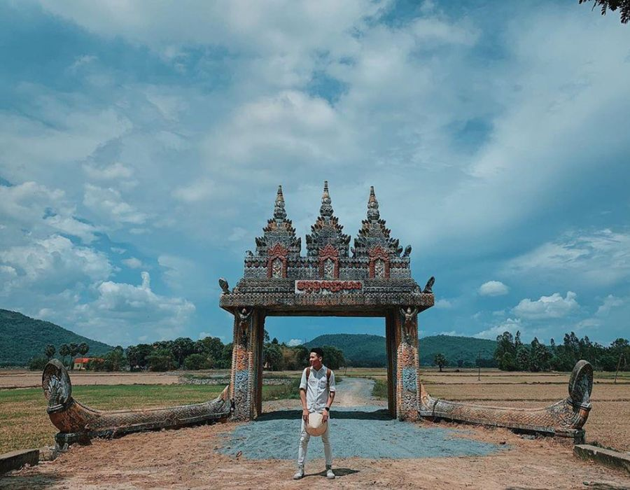 Du khách check in trước cổng trời Tri Tôn