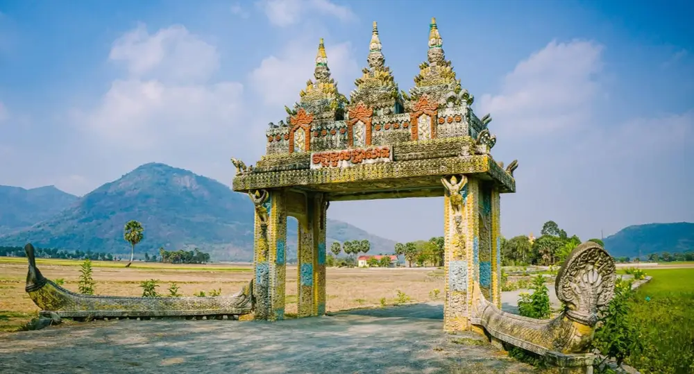 Du khách có thể di chuyển bằng xe khách từ TP.HCM để tới An Giang sau đó thuê xe máy để tới cổng trời