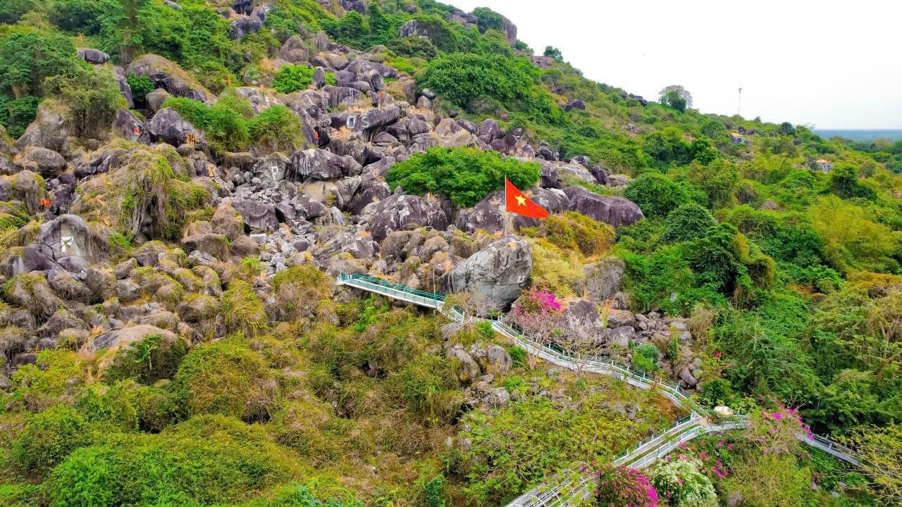 Khung cảnh thiên nhiên tuyệt đẹp tại đồi vào mùa khô