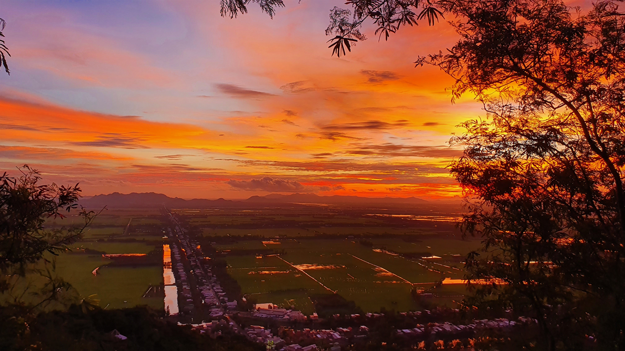 Khung cảnh hoàng hôn ảo diệu nhìn từ Núi Sam