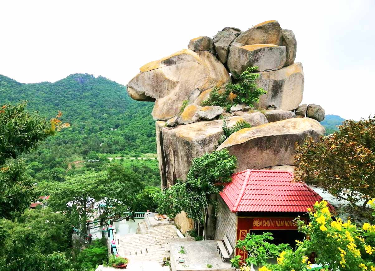 Hệ thống am, chùa linh thiêng trên Núi Két
