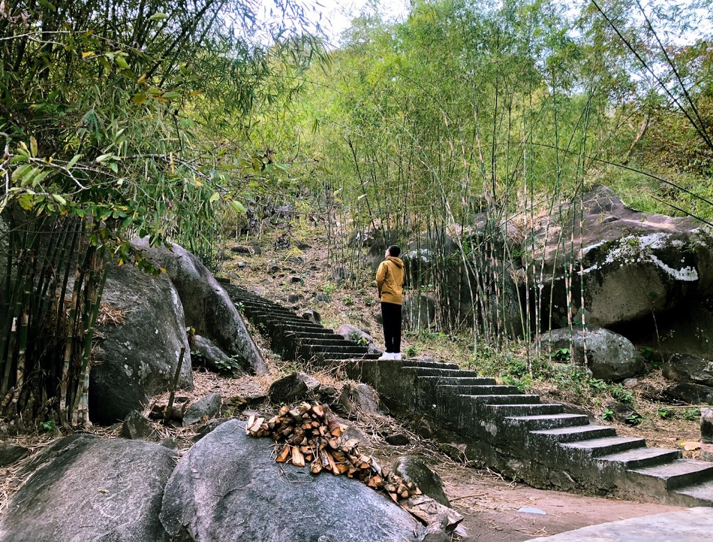 Du khách trải nghiệm leo núi và chinh phục Núi Tượng