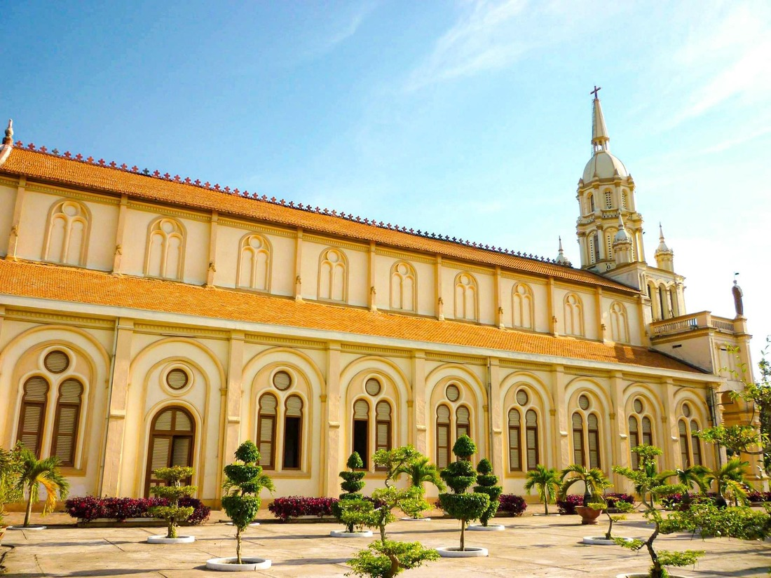 Du khách có cơ hội khám phá và trải nghiệm các công trình tôn giáo cổ kính tại Cù lao Giêng