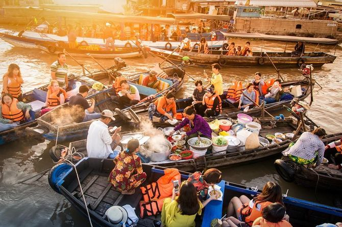 Sáng sớm là thời điểm thích hợp để khám phá và trải nghiệm chợ nổi