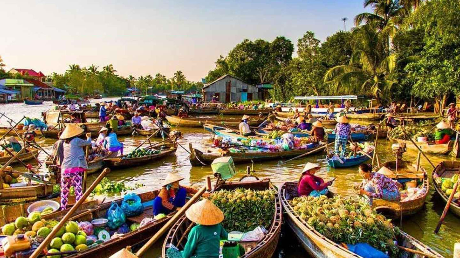 Buổi sáng là thời gian họp chợ sôi động tại chợ nổi Long Xuyên