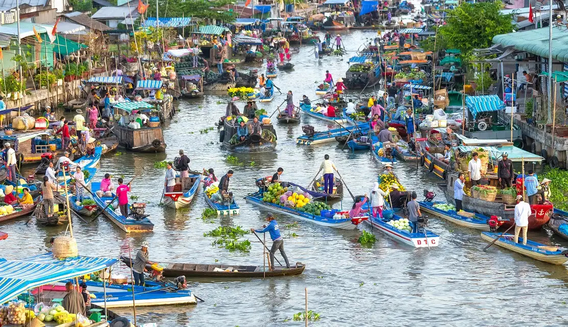 Khung cảnh nhộn nhịp tại chợ nổi Long Xuyên
