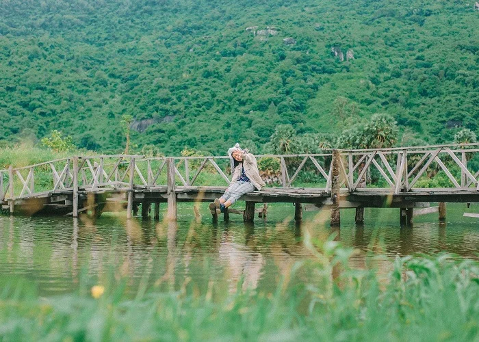 Du khách thích thú check in giữa thiên nhiên yên bình