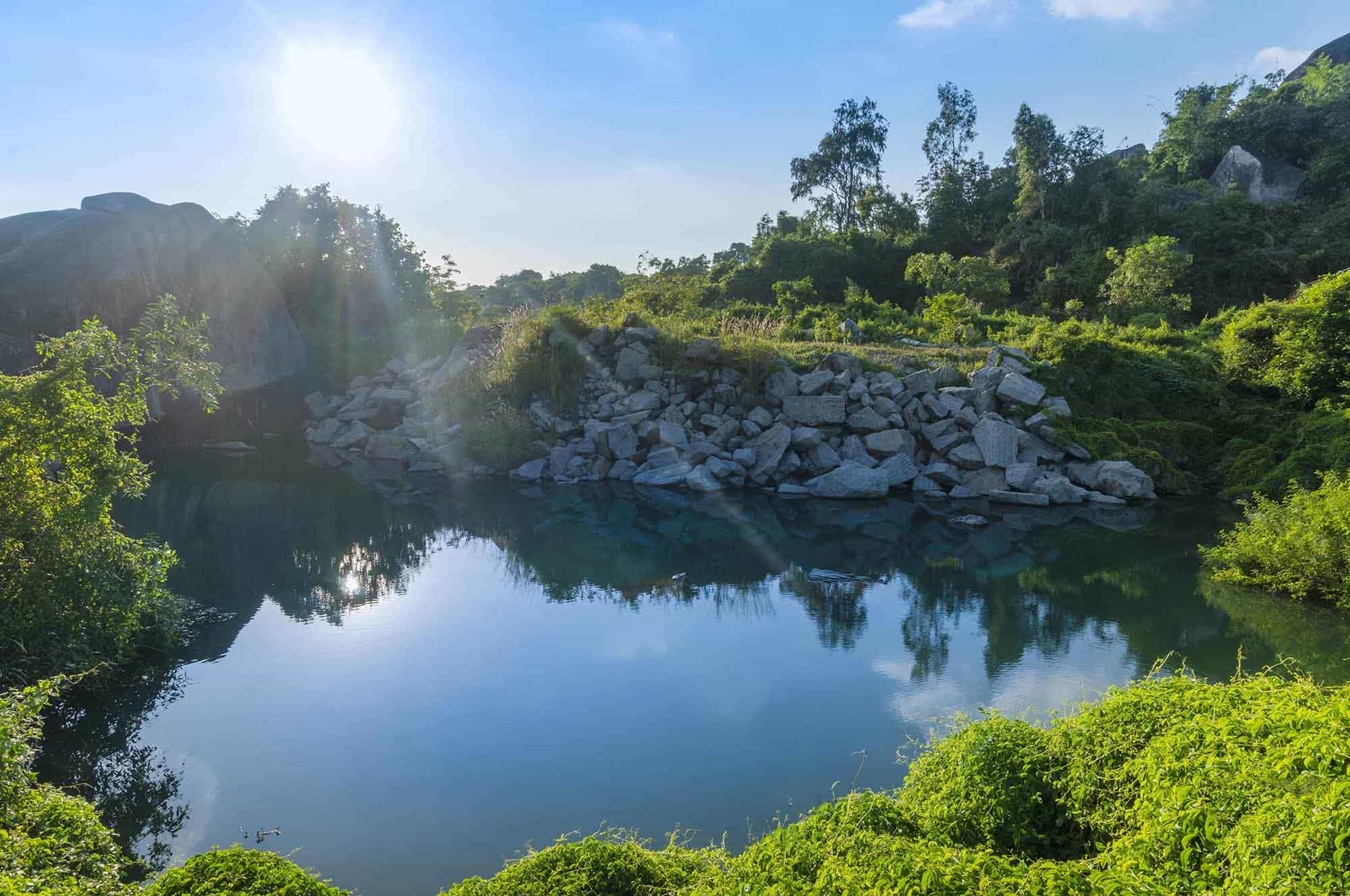 Vẻ đẹp thiên nhiên thơ mộng tại hồ thu hút nhiều du khách ghé thăm