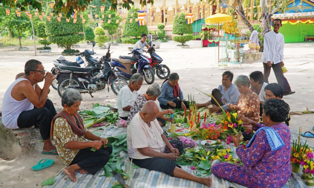 Người dân làm hoa thủ công từ bắp chuối để chào mừng lễ chùa