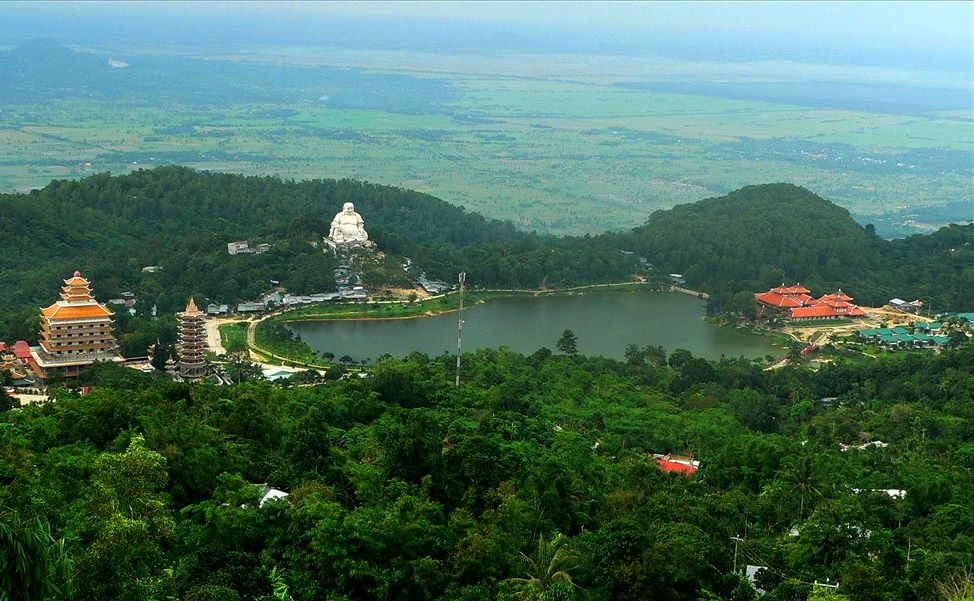 Không gian yên bình, hùng vĩ của quần thể du lịch núi Cấm