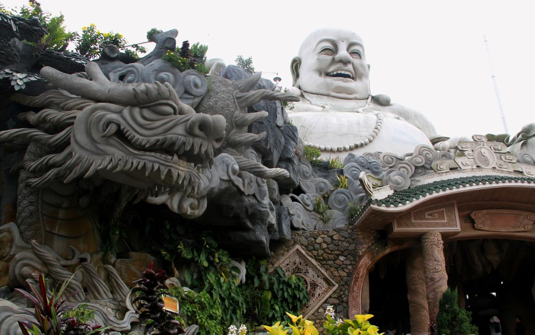 Du khách có thể vãn cảnh và cầu bình an khi tham quan tượng Phật Di Lặc