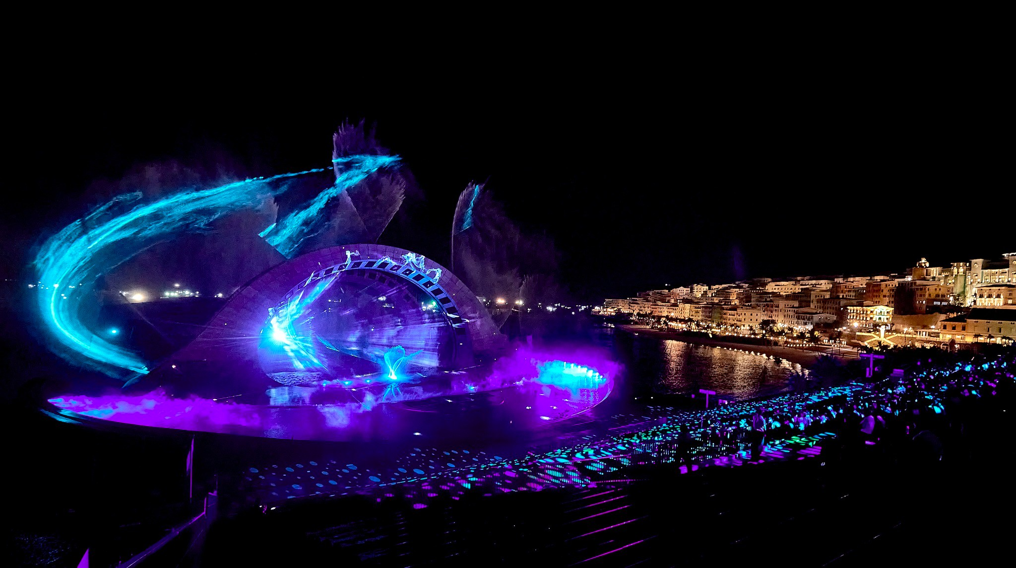 Màn trình diễn mãn nhãn của show Kiss of the Sea