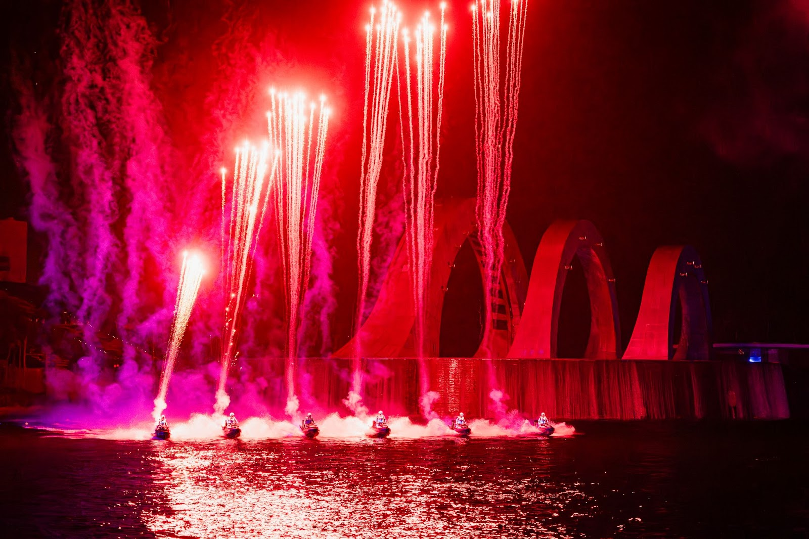 Pháo sáng rực rỡ trong show Bản giao hưởng đại dương