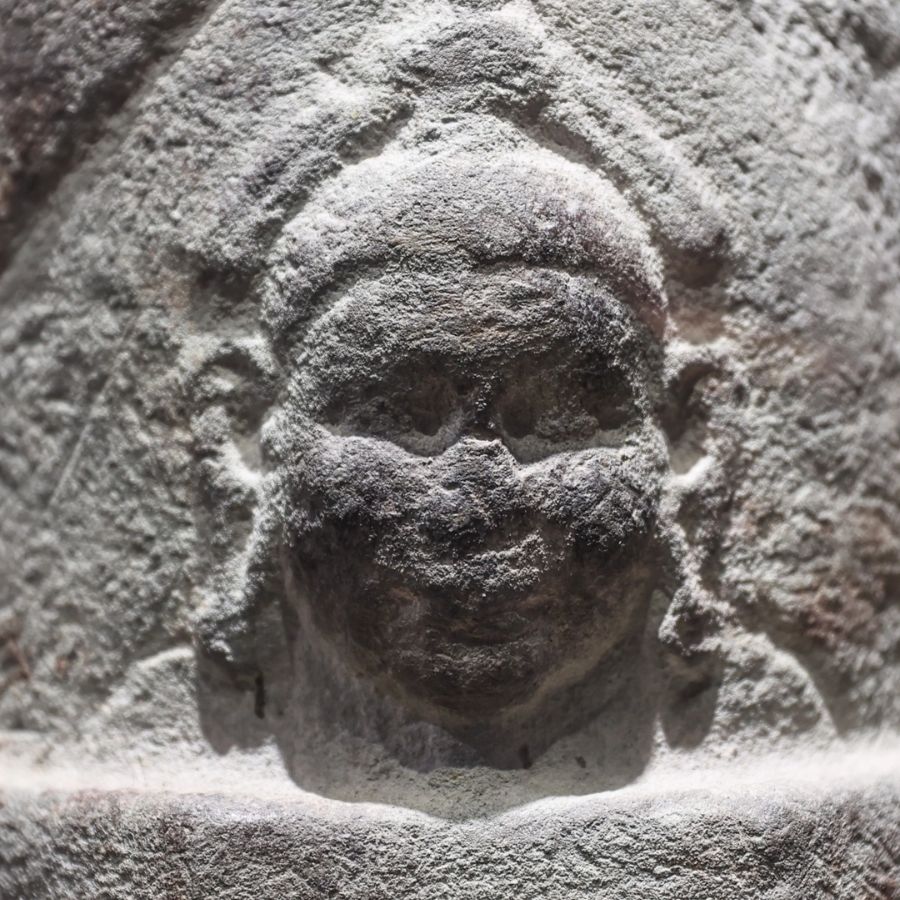 Bức phù điêu thể hiện phần đầu của thần Shiva