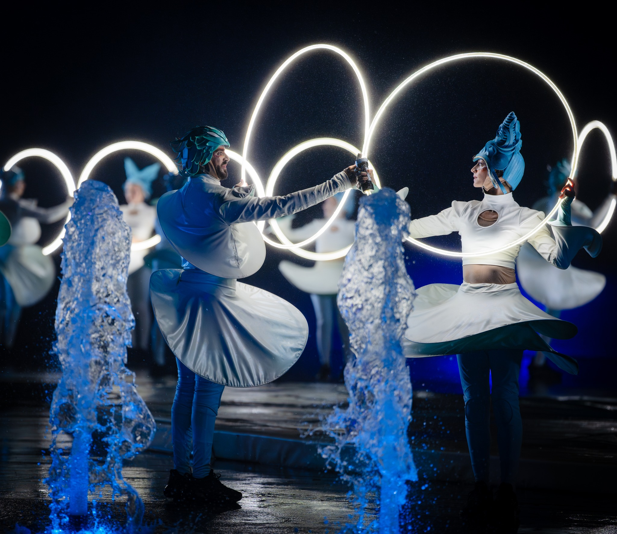 Nghệ sĩ nước ngoài trình diễn trong show Nụ hôn của biển cả