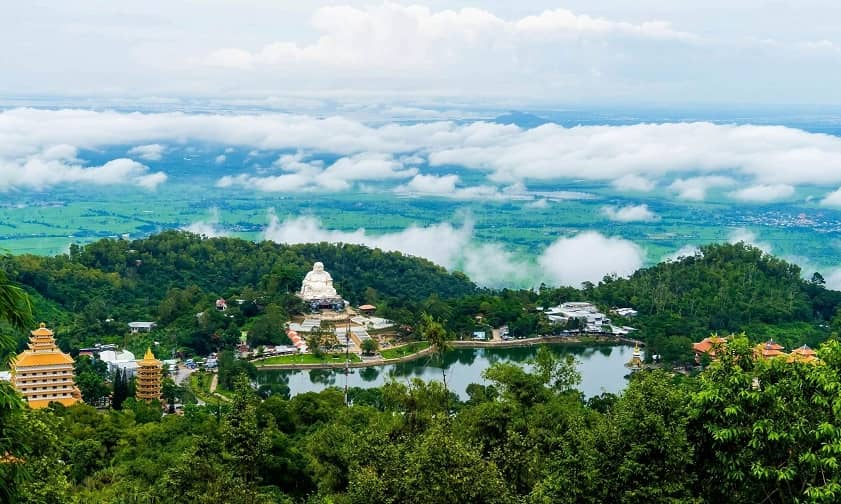Hồ Thủy Liêm nằm ở vị trí trung tâm nên việc di chuyển đến đây rất thuận lợi.