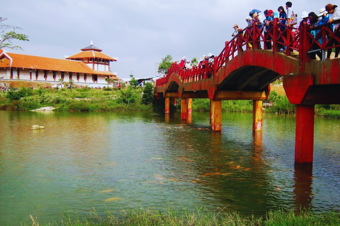Du khách tham quan và thư giãn bên hồ Thủy Liêm