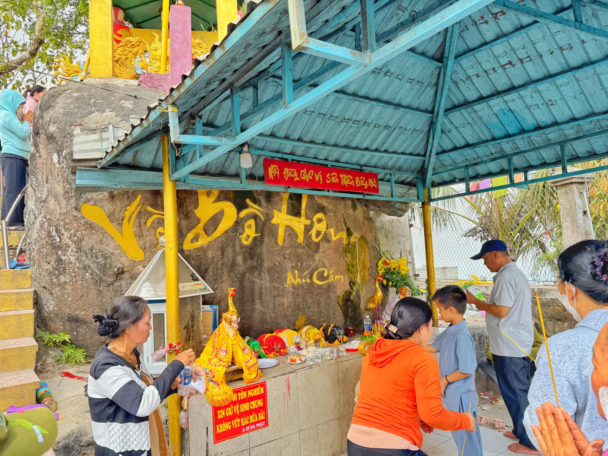 Mùa khô là thời điểm lý tưởng để du khách hành hương và chiêm bái tại vồ Bồ Hong