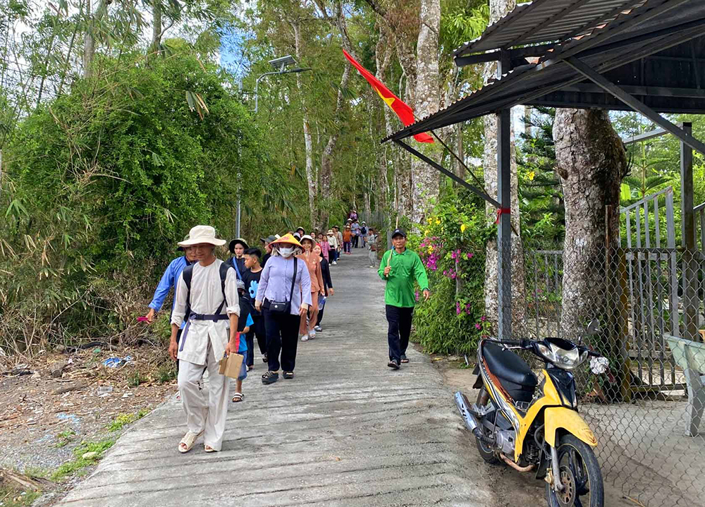 Du khách nên tham quan vồ Đầu vào lúc sáng sớm để tiện lợi di chuyển và thời tiết mát mẻ