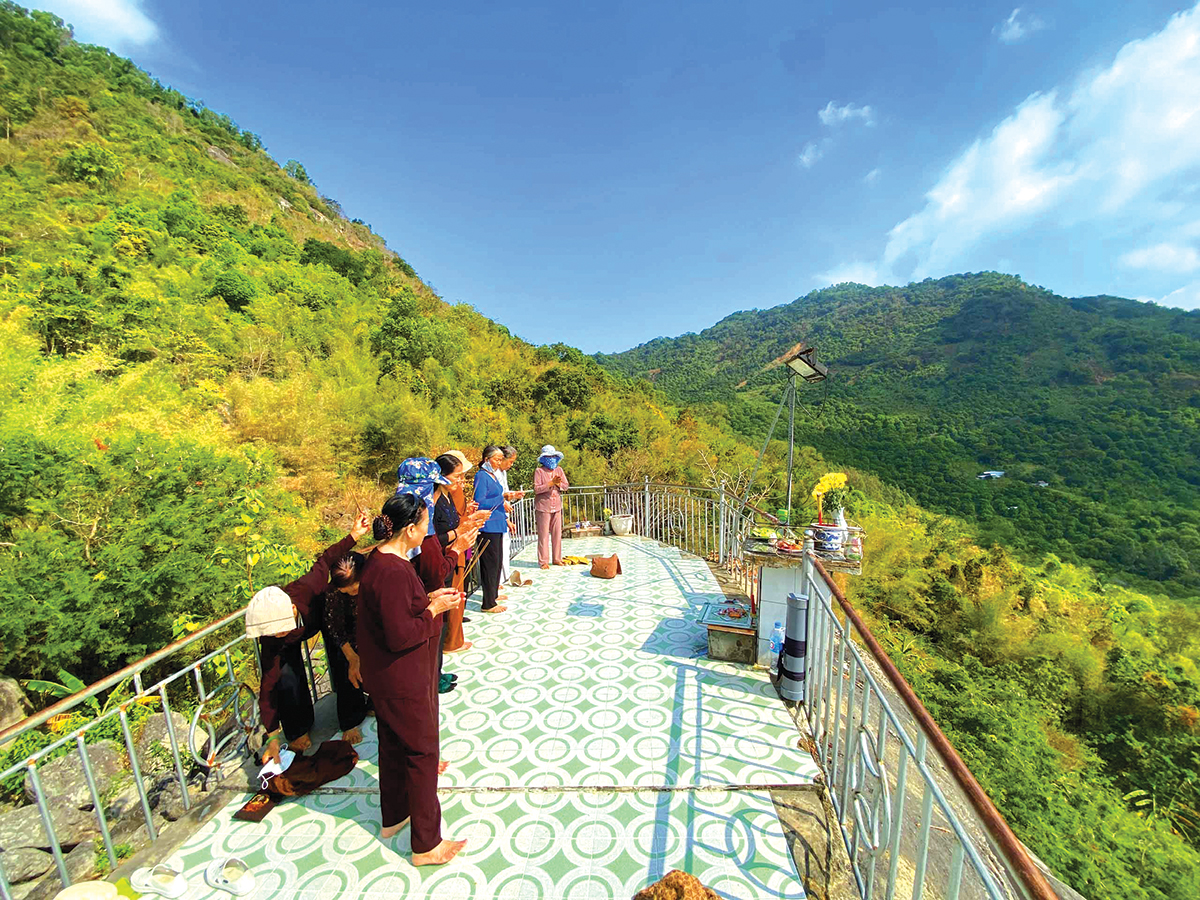 Du khách kính cẩn dâng hương và vãn cảnh tại vồ Cầu