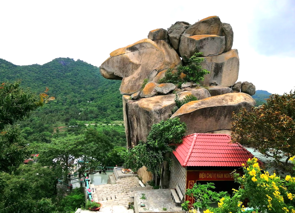 Vồ Bà là một trong những vồ linh thiêng và lâu đời thuộc quần thể Thất Sơn