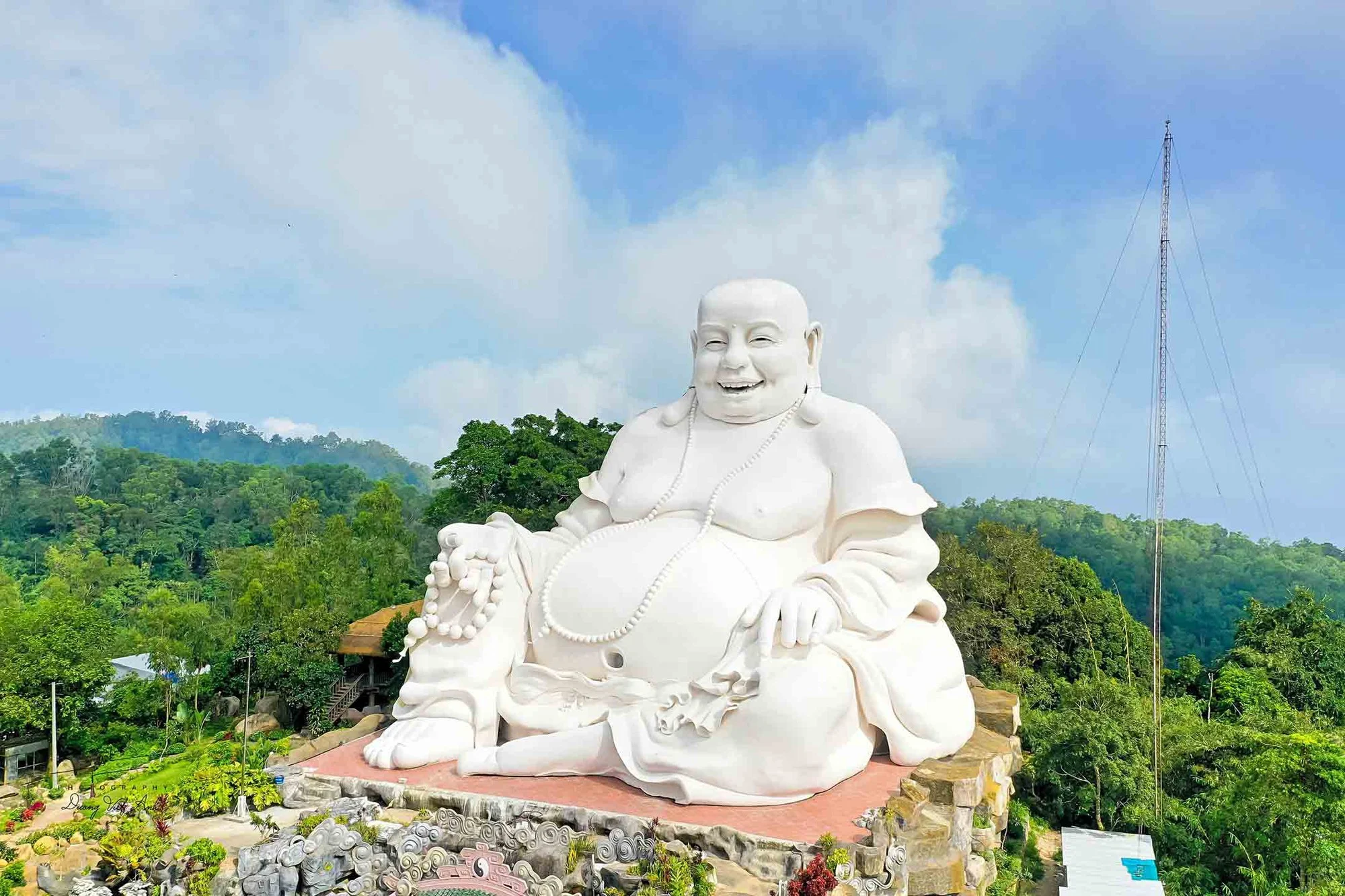 Du khách có thể kết hợp tham quan các công trình tâm linh khác trên núi Cấm