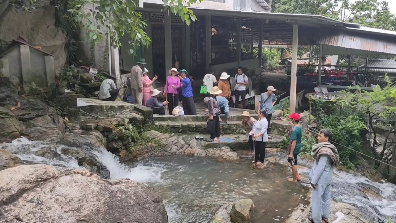 Du khách nên chú ý an toàn khi bước đi trên những bậc đá dẫn đến vồ Ông Bướm