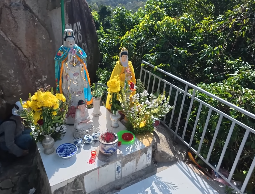 Vồ Ông Bướm là điểm đến linh thiêng trên đỉnh núi Cấm