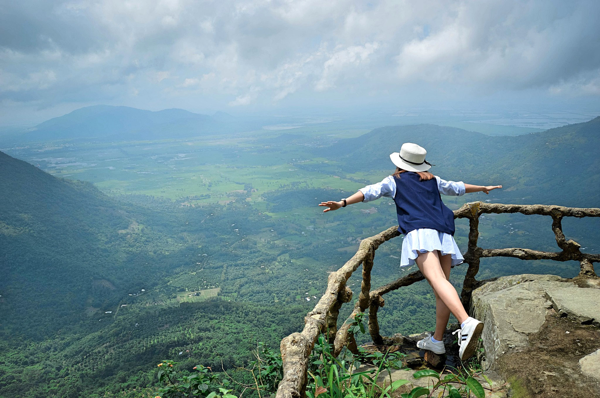 Du khách có thể trekking lên đỉnh núi Cấm để chinh phục những cung đường uốn lượn hùng vĩ