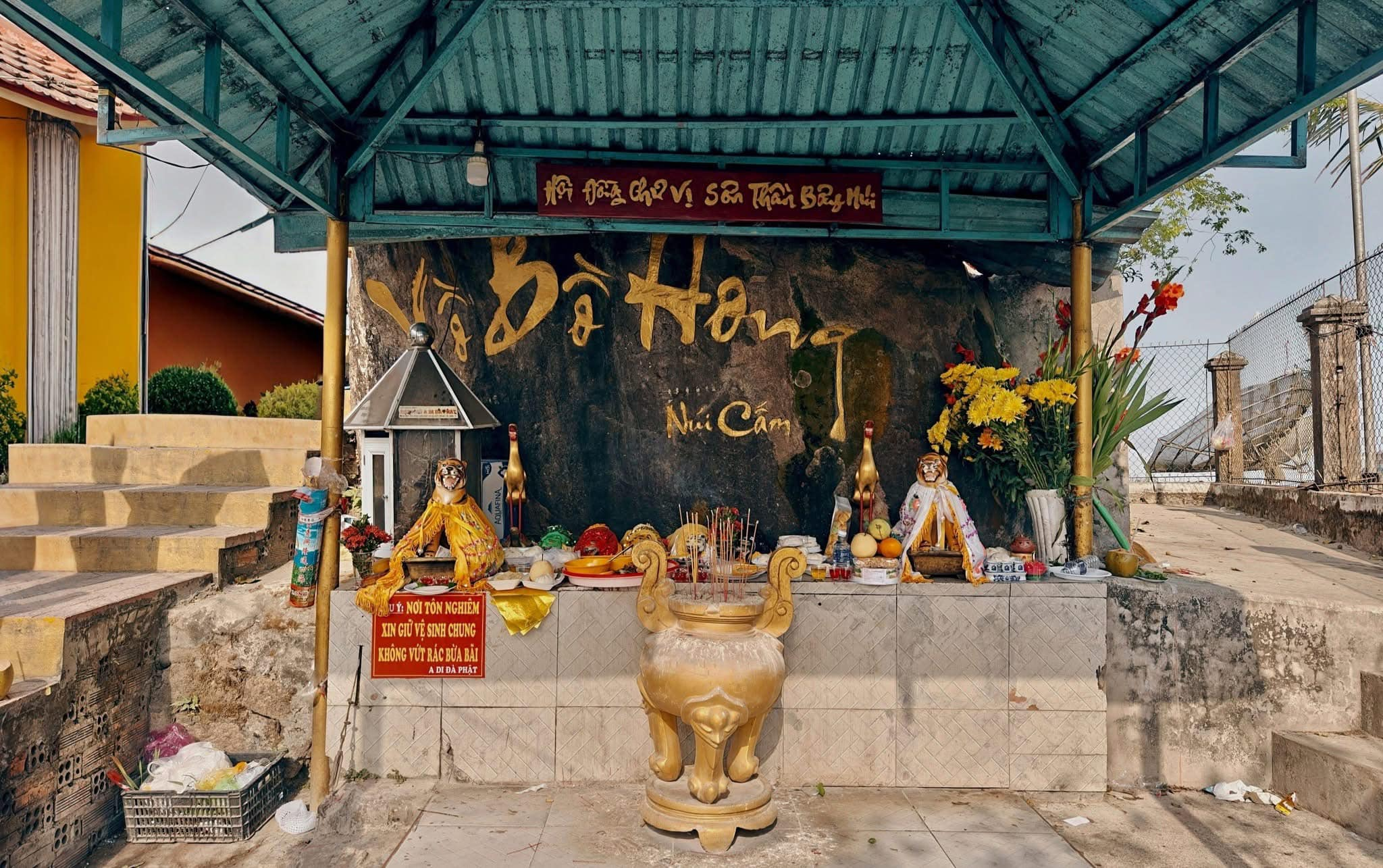 Điện Bồ Hong tọa lạc trên đỉnh cao nhất của Núi Cấm