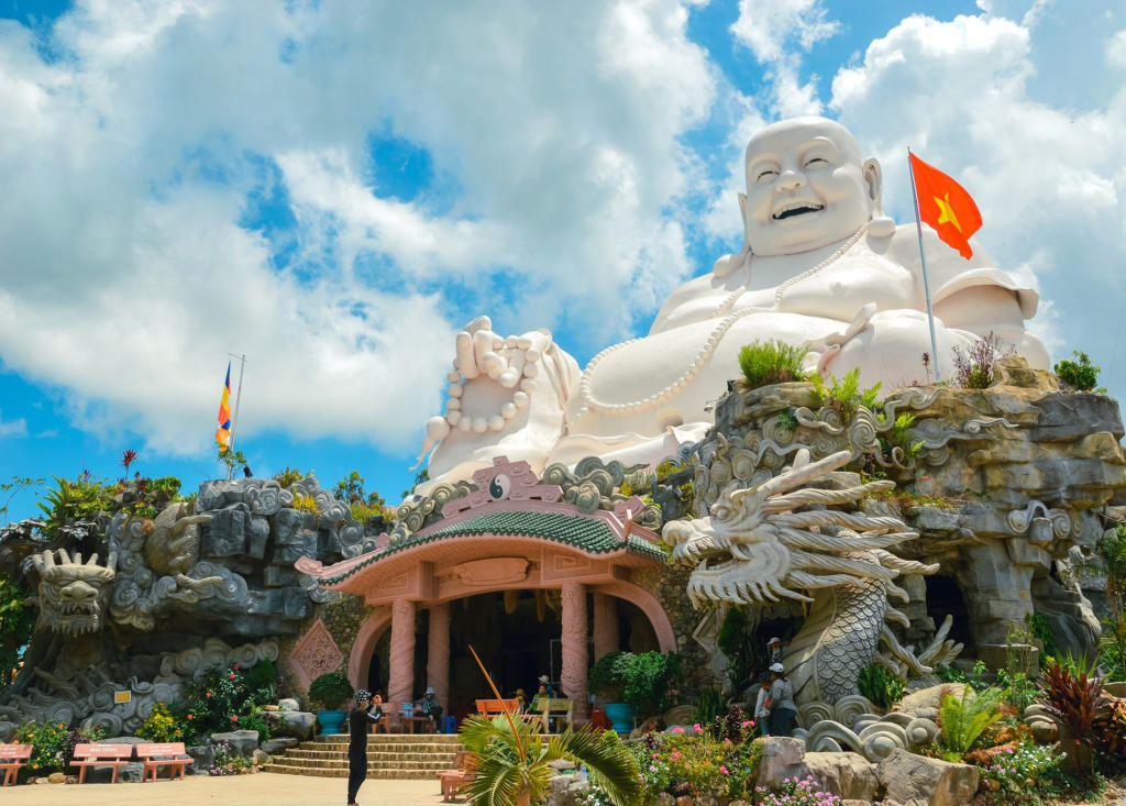 Tượng Phật Di Lặc uy nghiêm trong chùa