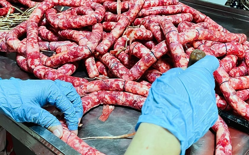 Tung lò mò An Giang được làm từ thịt bò tươi ngon, được tuyển chọn kĩ càng