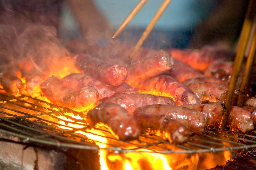 Tung lò mò nướng than là món ăn khoái khẩu của nhiều du khách