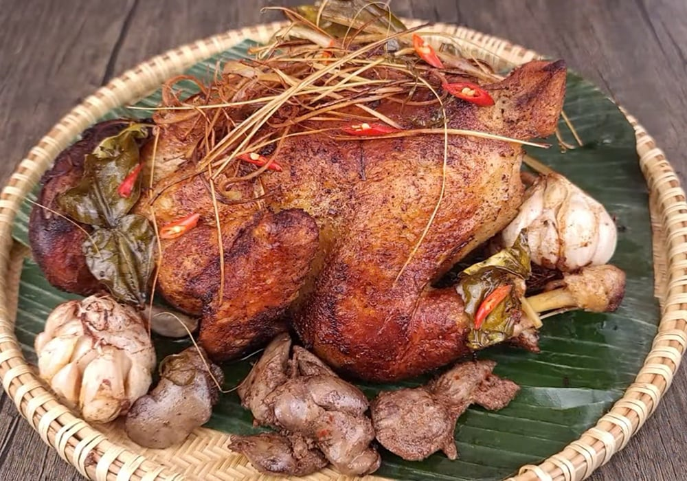 Du khách có thể lựa chọn gà nướng ô thum cho bữa trưa ngon miệng, đủ chất khi ghé thăm vùng Thất Sơn
