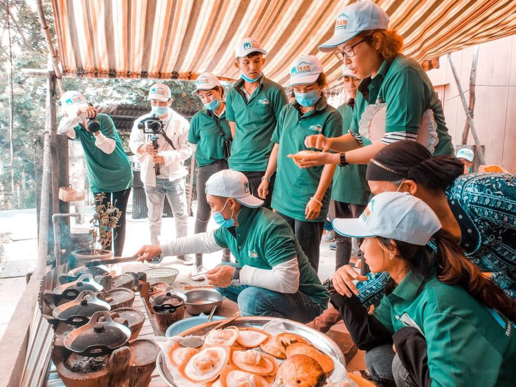 Du khách trải nghiệm đổ bánh bò trực tiếp tại lò bánh Ha Cô