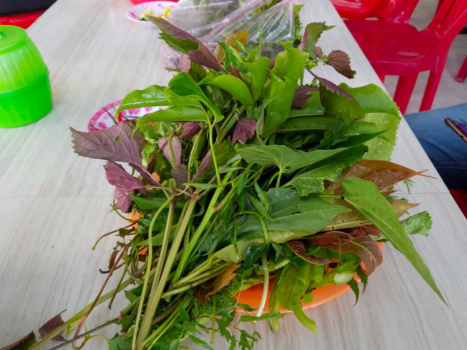 Đĩa rau rừng đa dạng là điểm nhấn đặc biệt của món bánh xèo Núi Cấm