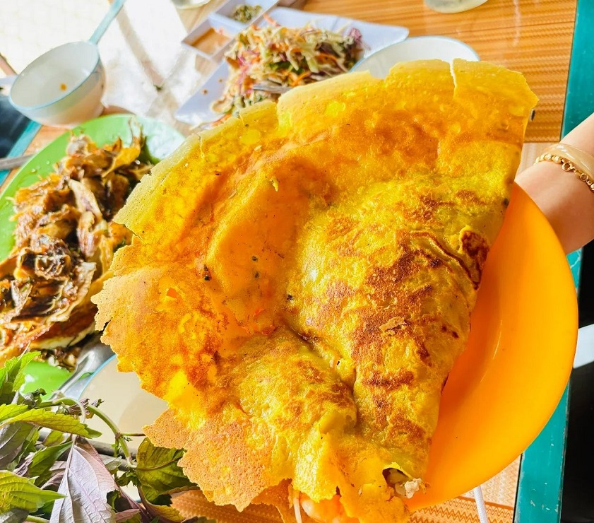 Đĩa bánh xèo đầy đặn, vàng giòn tại quán bánh xèo Xuyến Đỉnh