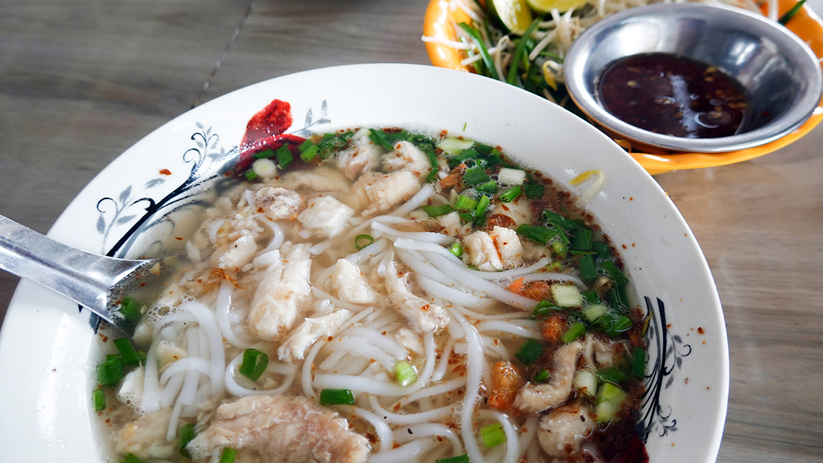 Bánh canh Vĩnh Trung là món ăn du khách không nên bỏ lỡ khi có cơ hội ghé thăm vùng đất Bảy Núi