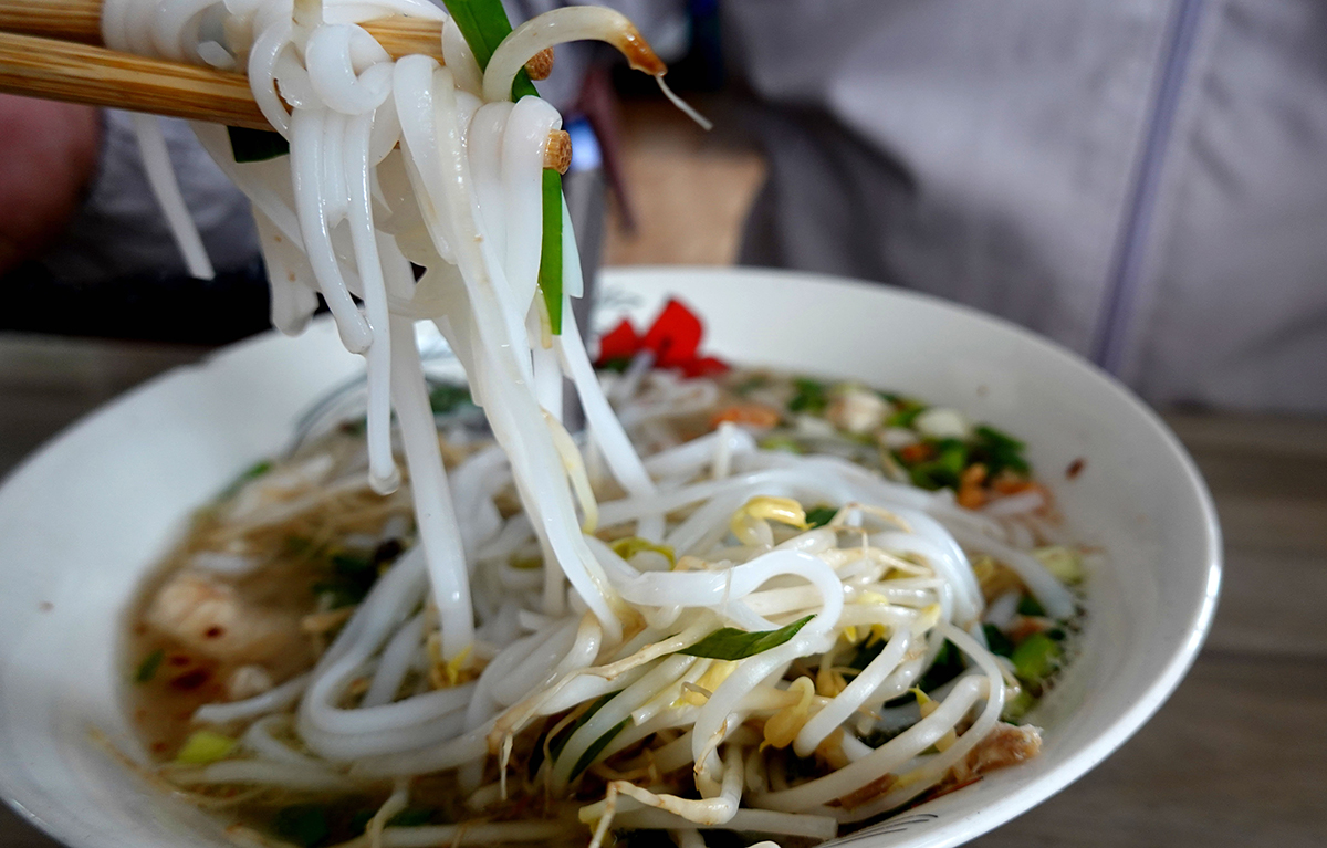 Điểm nhấn của món bánh canh Vĩnh Trung là sợi bánh trắng mịn, dẻo dai